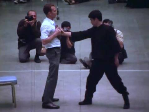 1967年李小龙实战真实影像：攻击速度快如闪电，一拳便能将人击飞！