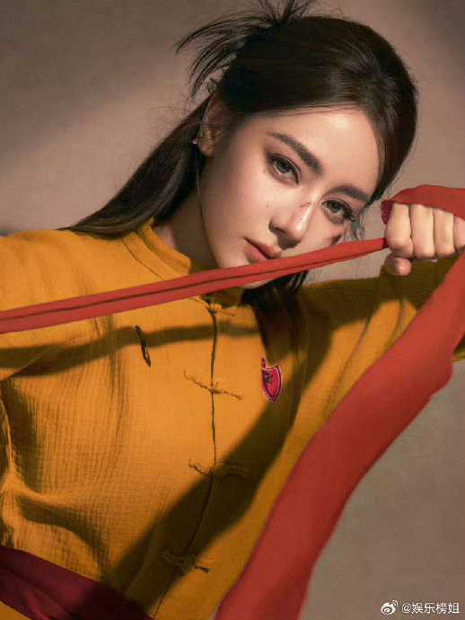 金鹤龙晒热巴战损妆,迪丽热巴颠覆形象演女足前锋 金鹤龙晒热巴战损妆,迪丽热巴颠覆形象演女足前锋