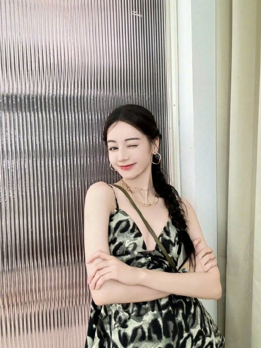 迪丽热巴九字全名引热议，排面内娱第一