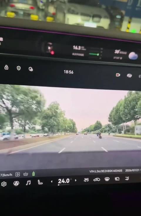 这是摩托车的责任吧，怎么还有脸在红绿灯把视频车拦下来指责呢？