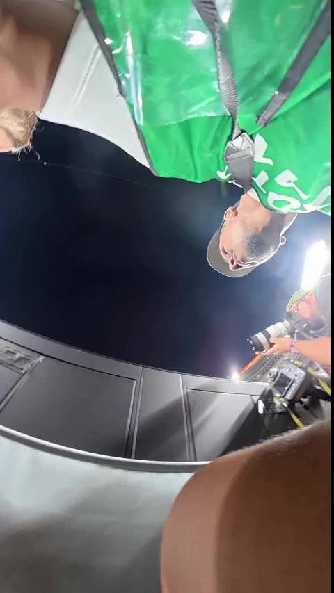 摄影师面前庆祝的劳塔罗