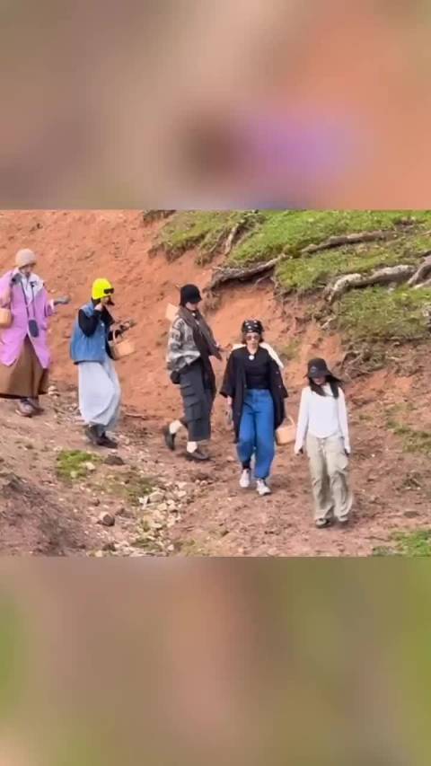 没有人能拒绝一根笔直好看的木棍，李宇春的新疆旅途路透太有烟火气