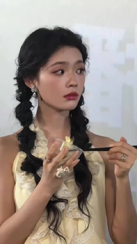 “镜头前的林允丝毫不做作，并没有刻意细嚼慢咽”