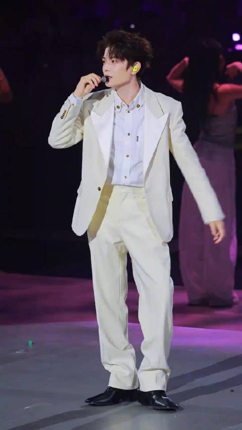 同为95后演员跨界开唱 侯明昊丁禹兮演唱会全肯定
