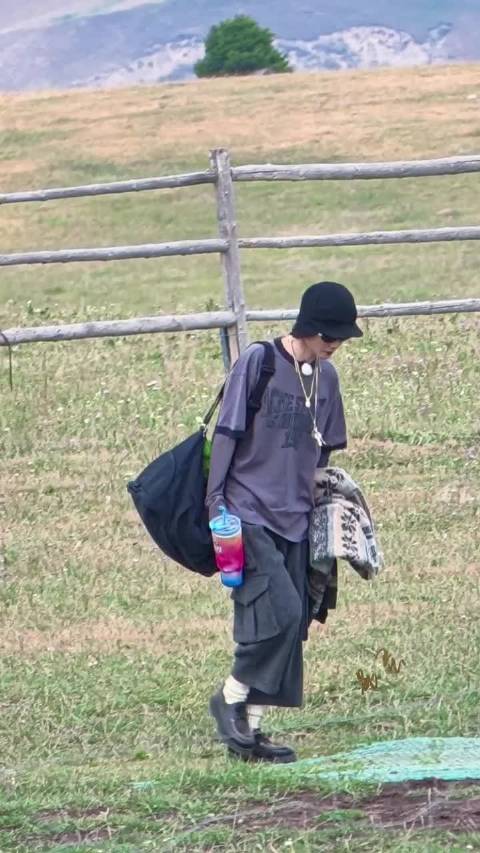 李宇春举手投足都像在拍大片，怎么拍都很好看，穿搭帅到犯规