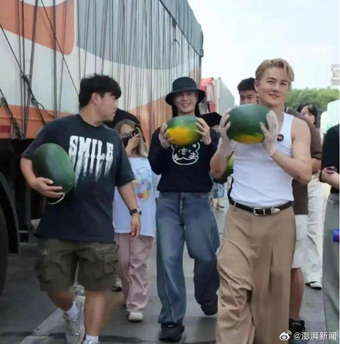 爱心收购西瓜中,吴克群陆虎是怎么帮助瓜农的? 爱心收购西瓜中,吴克群陆虎是怎么帮助瓜农的?