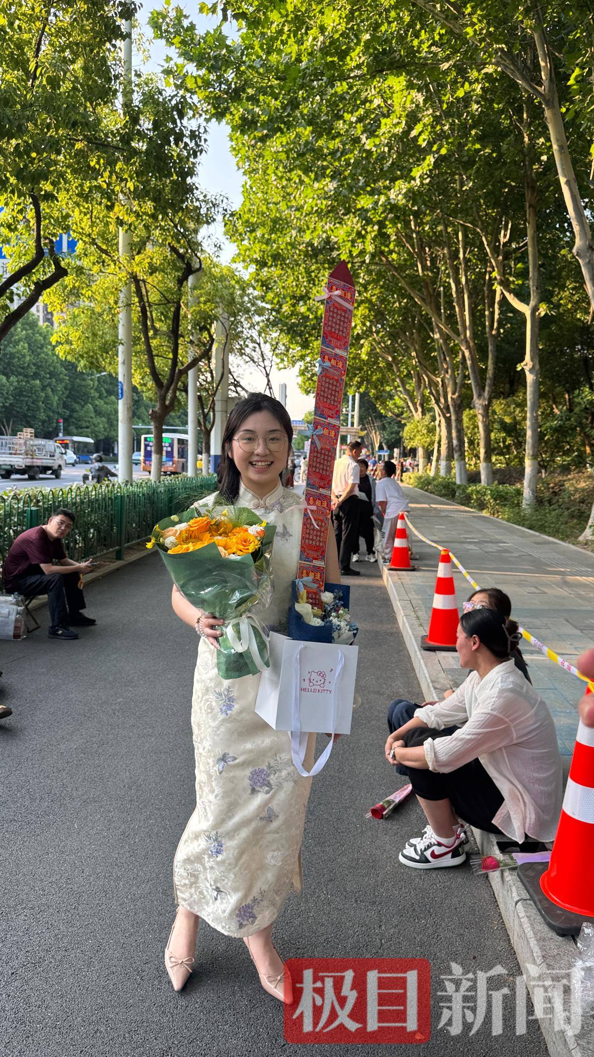 姐姐用刮刮乐做宝剑接考,打算考后全家一起刮奖,当事人:图个好彩头,如果没中奖,说明运气都用在了考试上 姐姐用刮刮乐做宝剑接考,打算考后全家一起刮奖,当事人:图个好彩头,如果没中奖,说明运气都用在了考试上