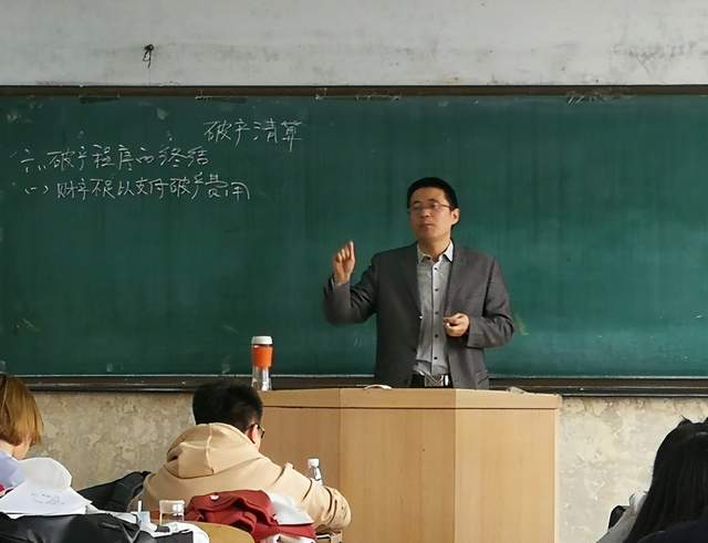 大学男老师撞脸“任嘉伦”，回回课堂座无虚席，学生：我要复读！