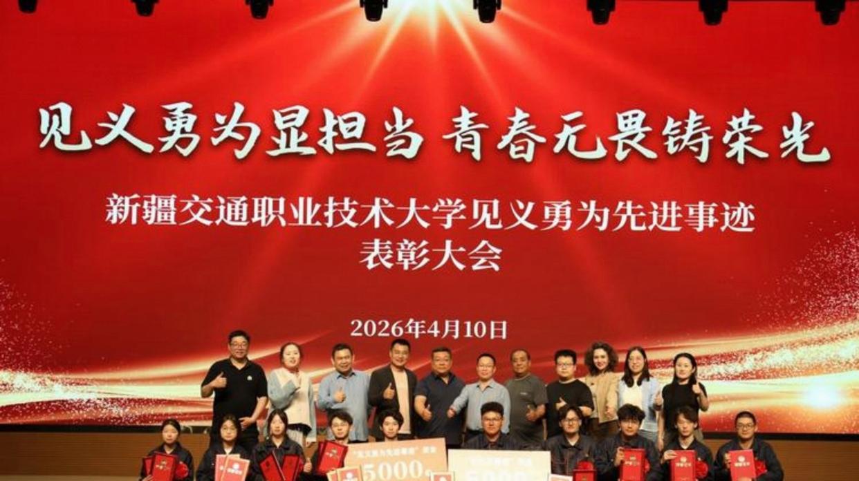 几秒!重庆的哥用车身挡住滚落石球，但更该追问:为什么路人踢一脚就滚?_暖光纪事