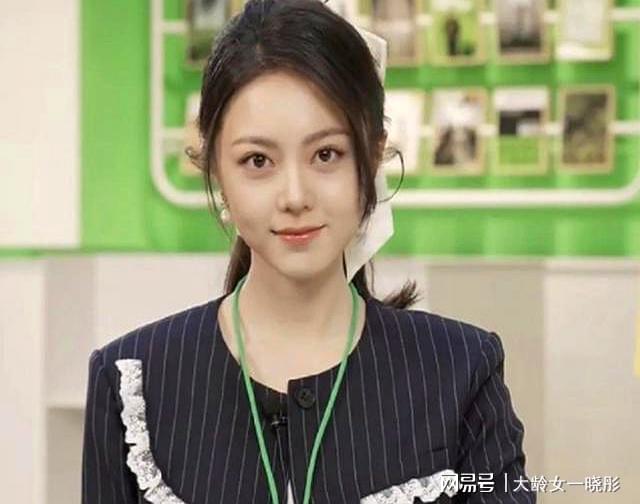 笑不活了!赵今麦直播偷看弹幕被宋威龙当场抓包,嘴硬狡辩太可爱