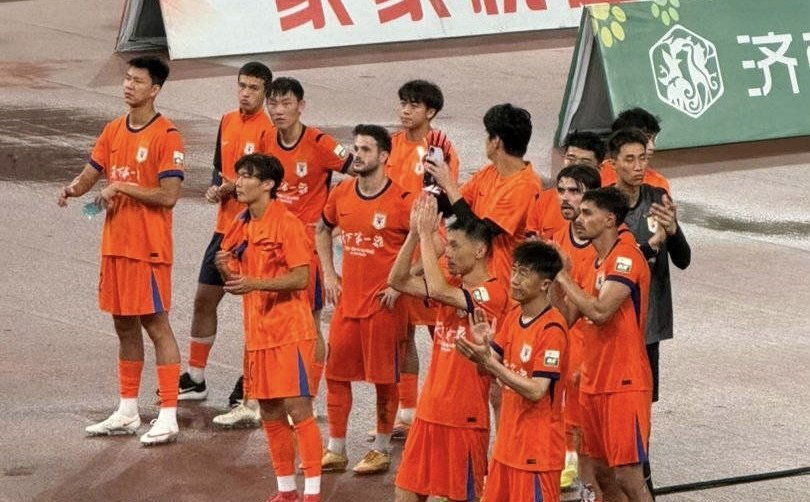 “不踢滚蛋”山东泰山球员赛后集体立正挨骂 教练组逃之夭夭避开球迷