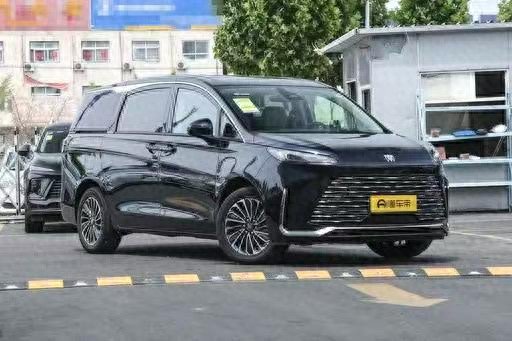陆尚与陆尊差价明显，GL8 PHEV 两款车型该怎么选更适合家用_小鱼来聊车1