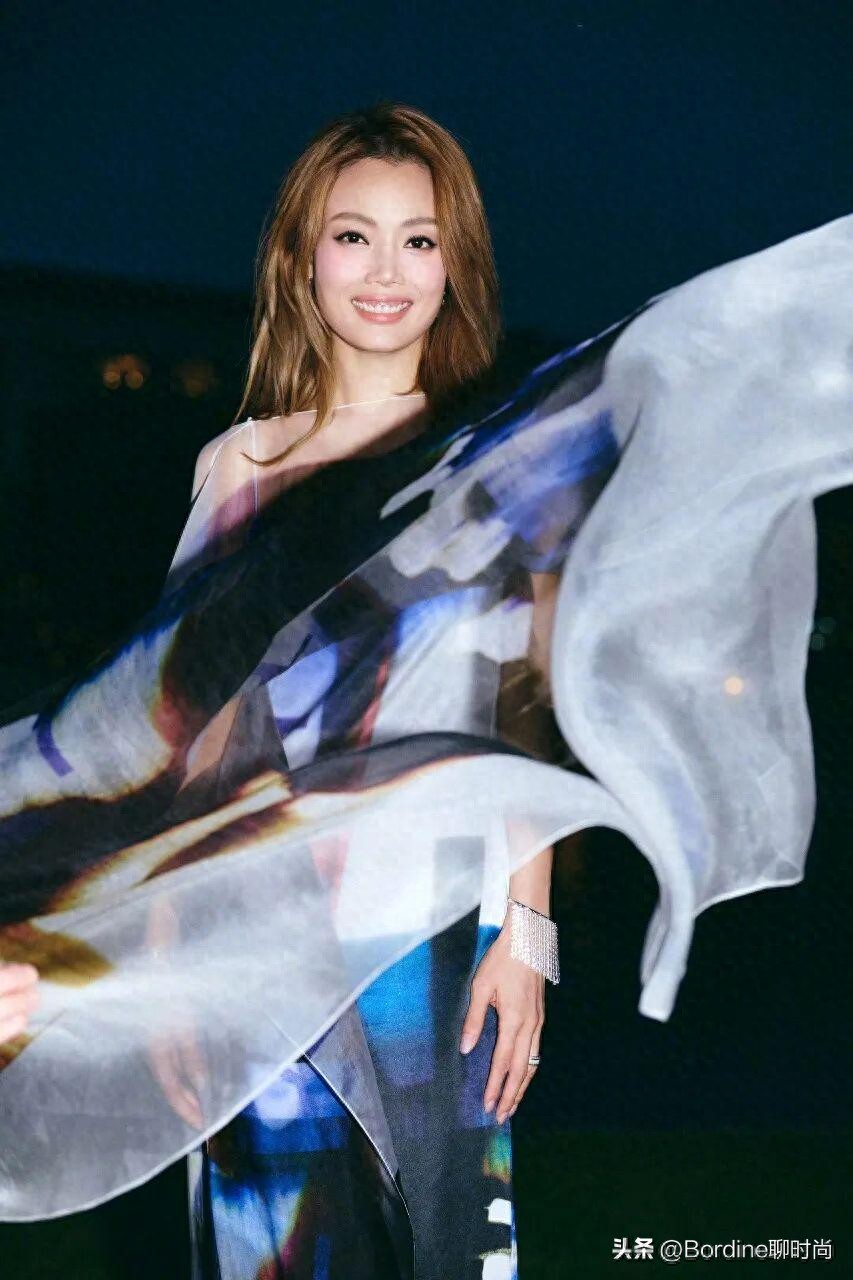 容祖儿披身薄纱,绿毛衣百褶裙,把“松弛”穿出了反差高级感