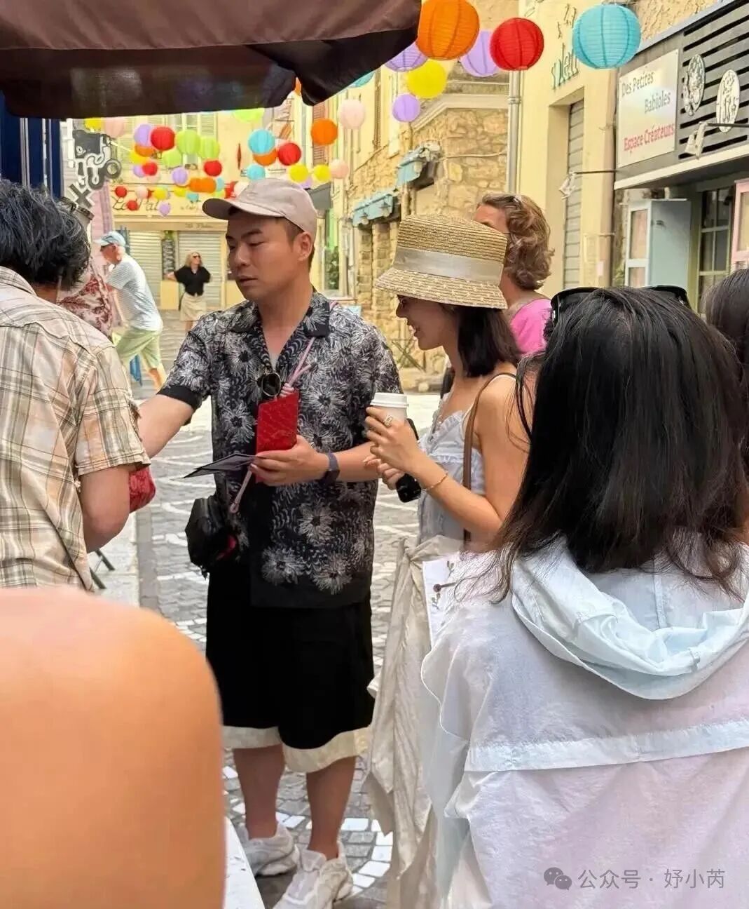 南法度假，偶遇赵今麦和男性友人同行，吊带长裙配单肩包，风吹裙摆，皮肤白得通透发光