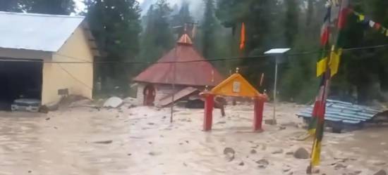 印度阿萨姆邦遭遇强季风雨洪灾 70万人流离失所