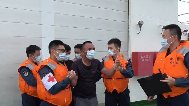 中国海警紧急救援越南籍遇险船舶