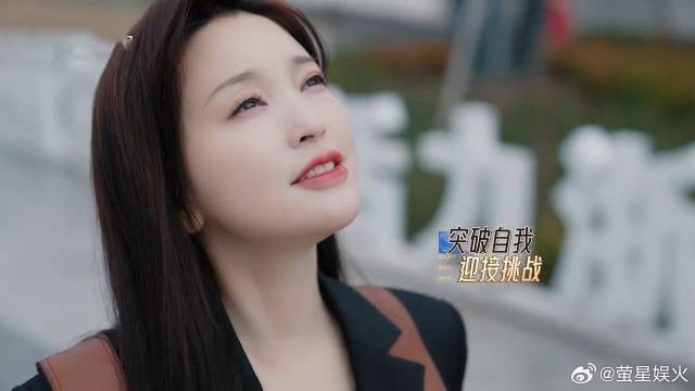 难怪小19岁老公非她不娶，金莎45岁依旧美丽动人，满脸的胶原蛋白！
