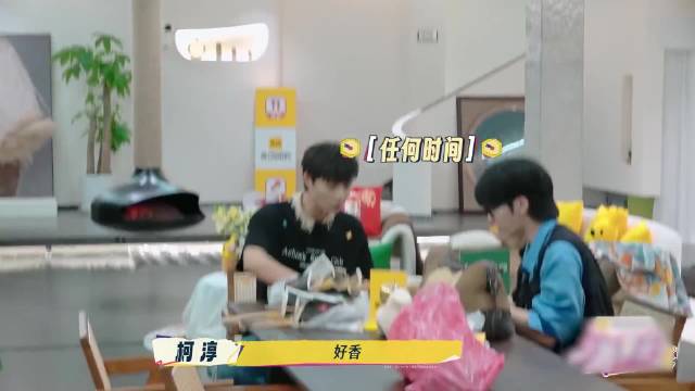 刘嘉玲刚准备上床睡觉，柯淳敲门叫吃烧烤，嘉玲姐边吃边喊不健康