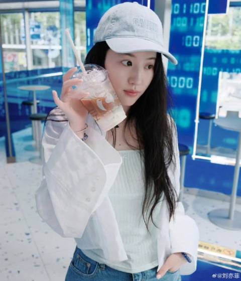 刘亦菲解锁夏日松弛look