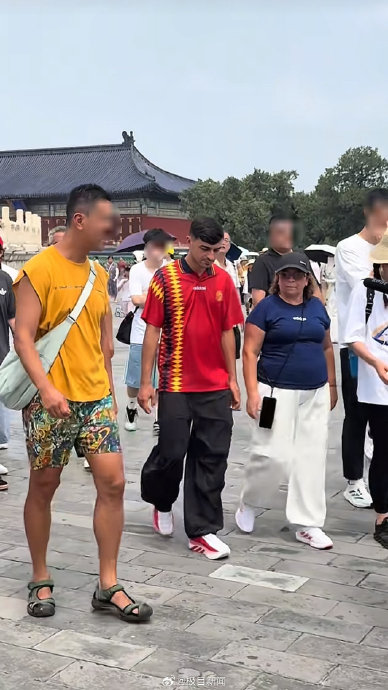 世界杯冠军佩德里长城复刻望远镜庆祝动作