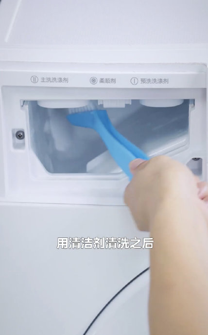 美的洗衣机自清洁程序运行时中途能开门吗？