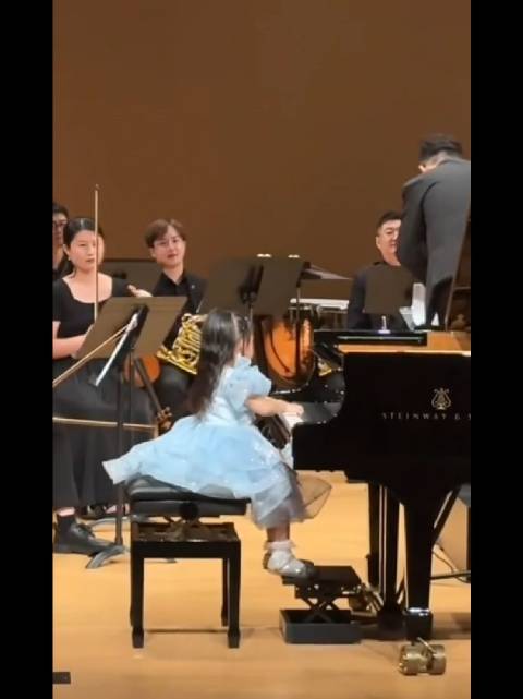 四岁潘玥婷弹钢琴这真的好牛，完全是天才天赋异禀！网友都说她有系统穿越者