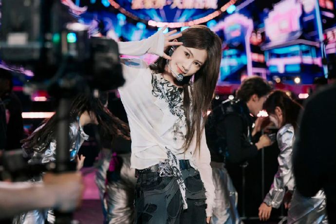 袁一琦如何成为内娱00后万人演唱会第一人？