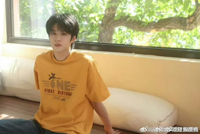 宋亚轩刘耀文一件衣服穿三年，节俭情谊引热议