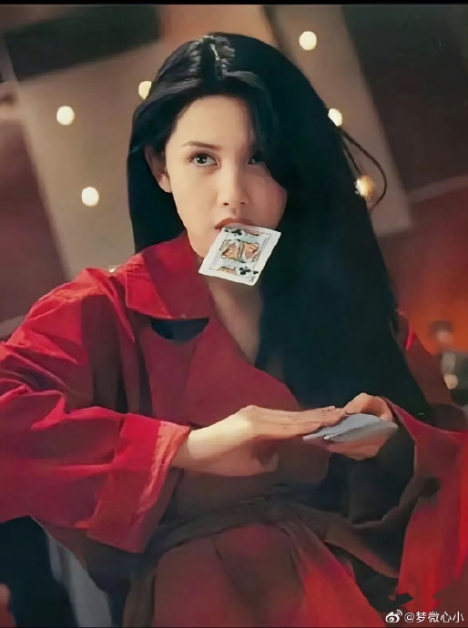上海女警撞脸邱淑贞走红：比女儿还像本尊？