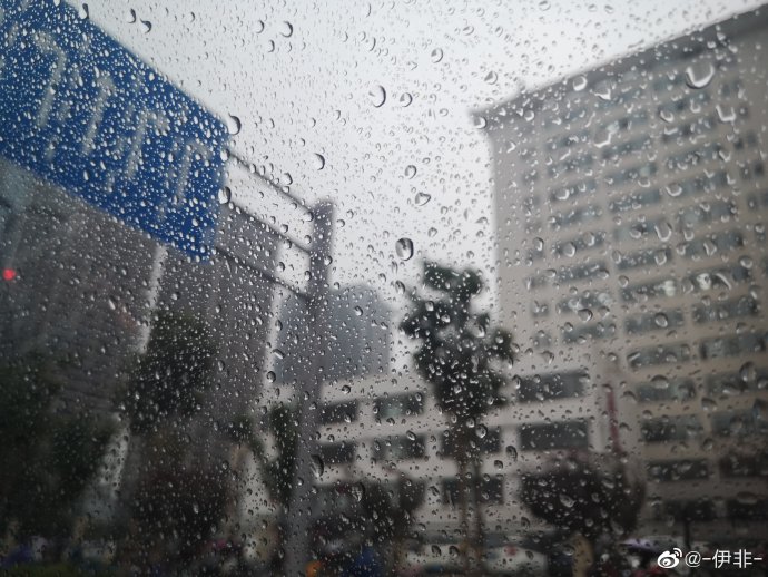《新闻联播》主持人的严格设备检查流程是什么？
