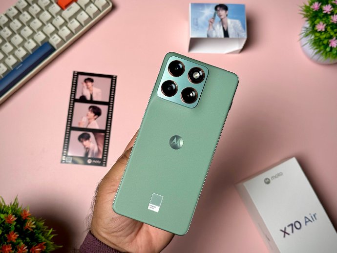 联想moto X70 Air手机的屏幕素质怎么样？