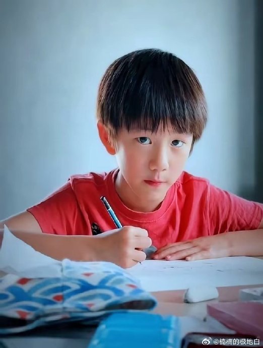 黄磊小儿子正面照和年轻黄磊有多像？