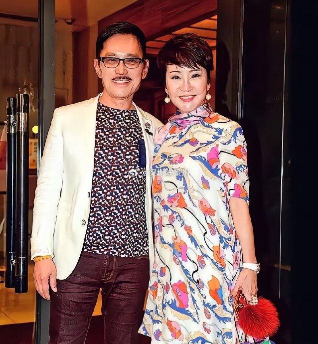 狄波拉现任丈夫江耀成与她感情如何？