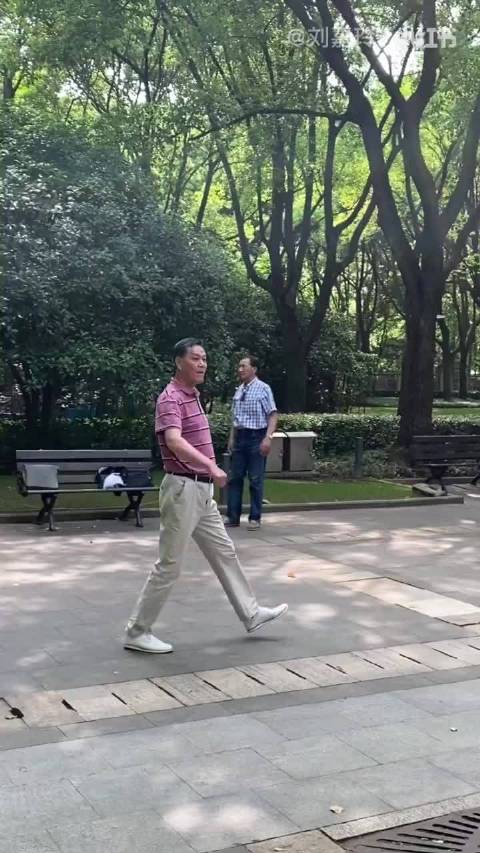 把烦恼踩在脚下 把快乐跳在风里