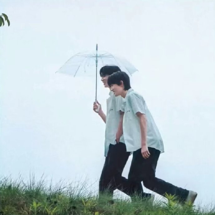 《一起等雨停》完整版短片讲述了一个怎样的故事？