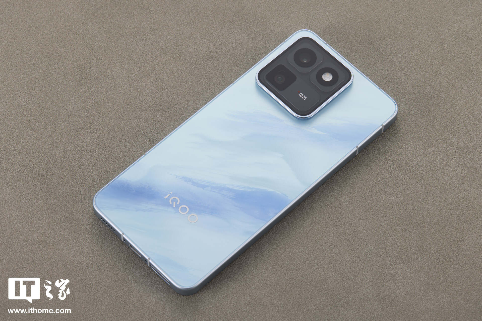 【IT之家开箱】iQOO 15T 手机图赏：首发天玑 9500 Monster 旗舰芯，升级 8000mAh 电池