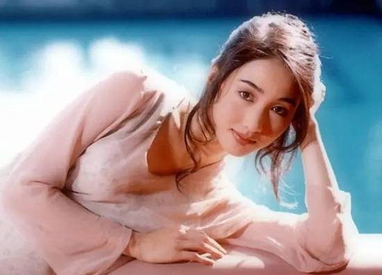 54岁黎姿大晒泳装美照 3孩妈毫无赘肉状态似少女
