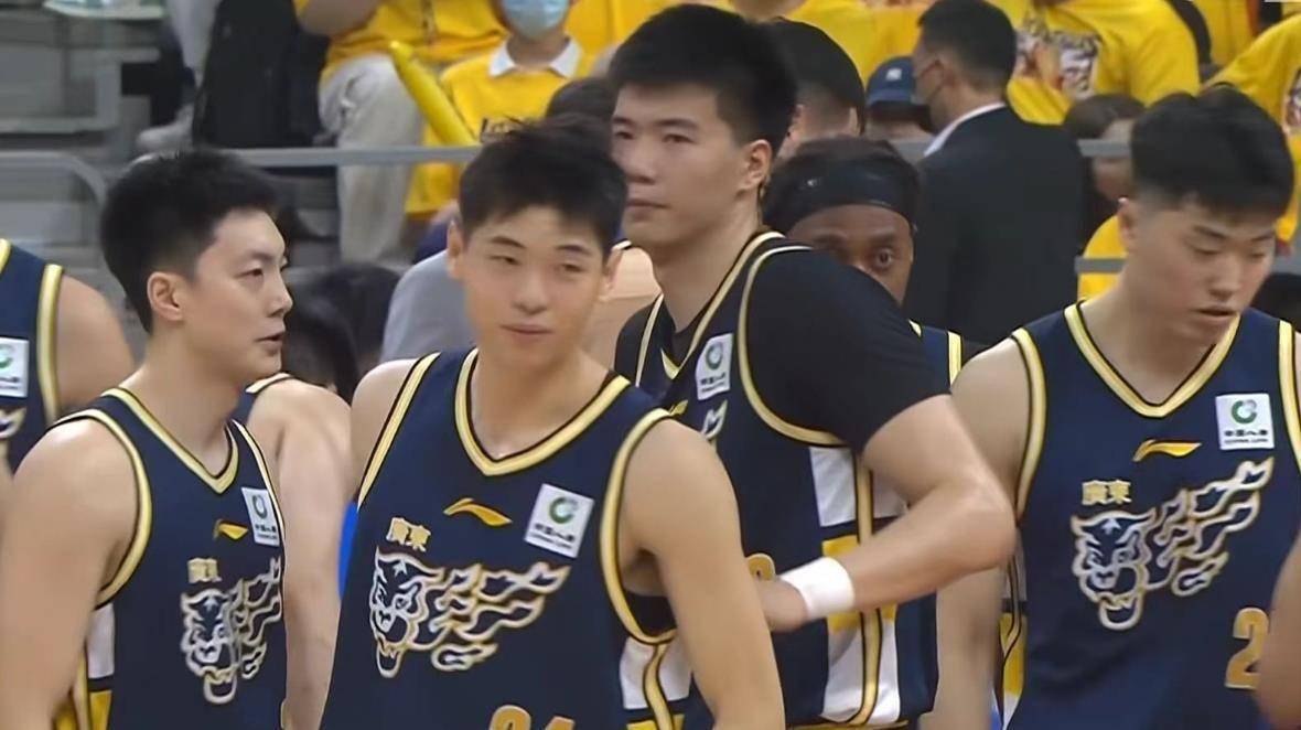 广东男篮阵容缩减，杜锋青睐的球员离队，高薪转会同曦，王洪泽或将受到重用_杜润旺_山东_广州