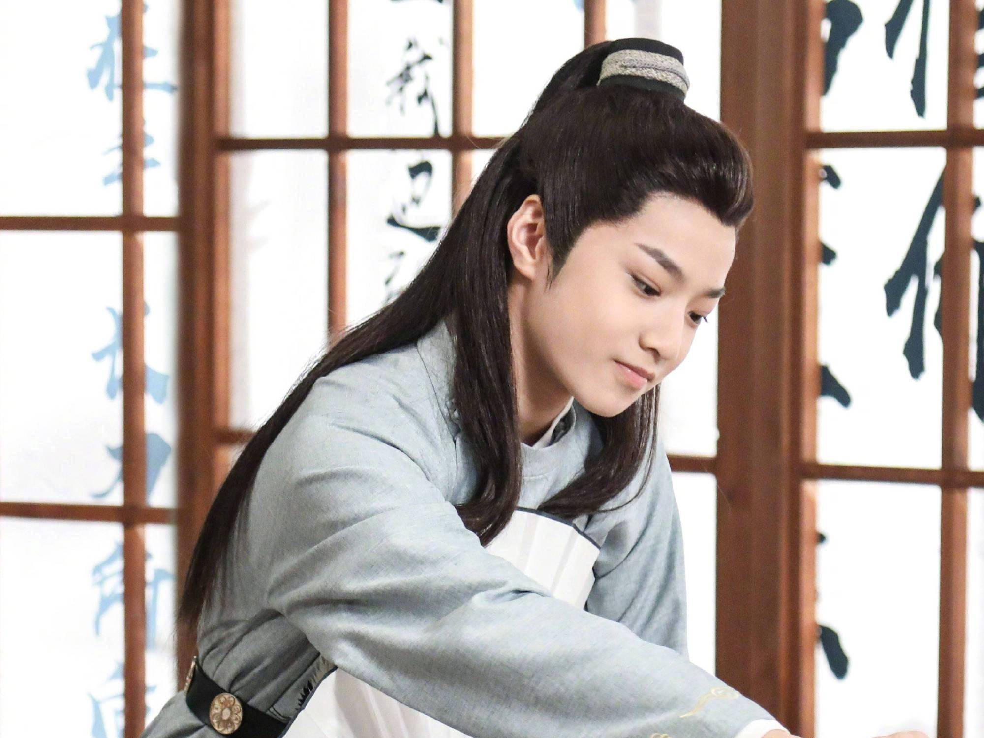 刘耀文的可塑性好强,穿上汉服像个小王爷,不演古装戏可惜了