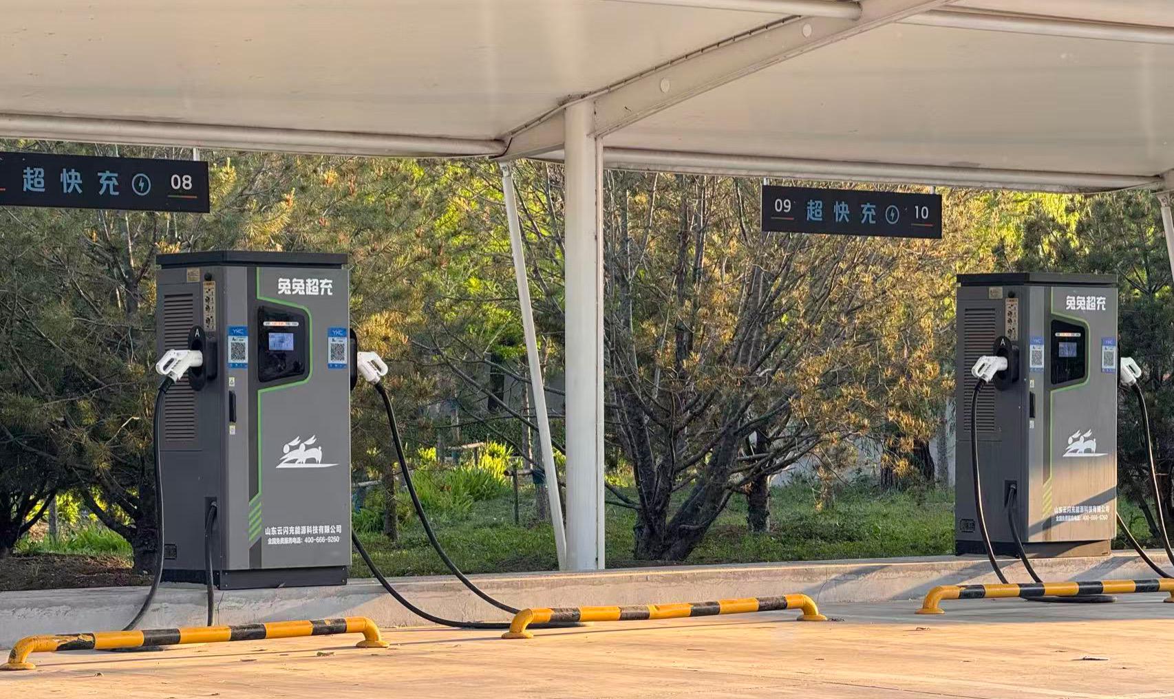 高速充电桩“98%覆盖率”下仍有“排队长”顽疾 车企以超充桩破局|充电桩|充电站|刀片电池|新能源汽车|覆盖率|超充