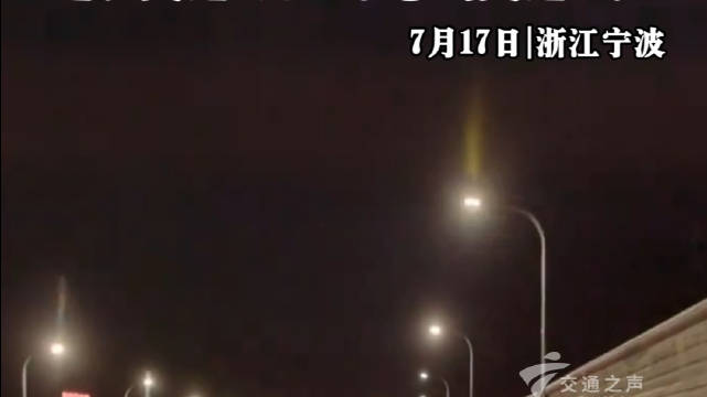 黑色小车错过下桥出口，连续变道，视频车急刹变道避险