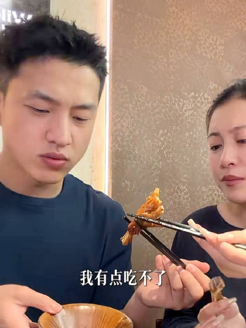 李嘉格和男友吃同一个凤爪