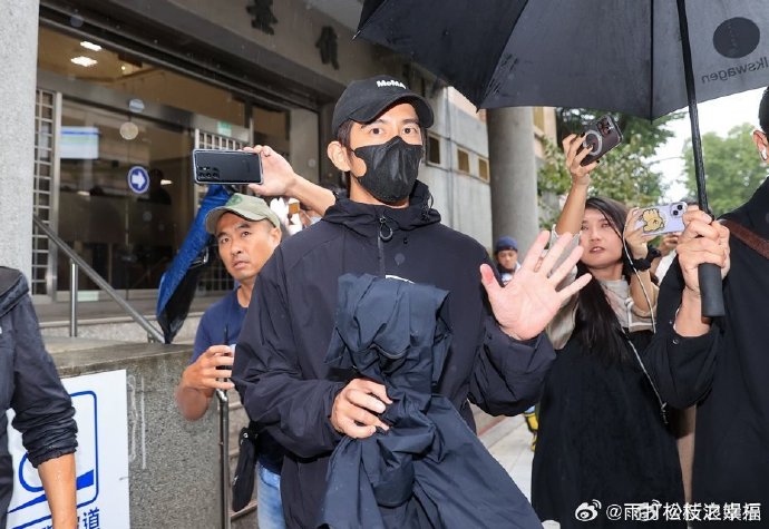 修杰楷神隐后首曝近照，陪伴妻女状态佳