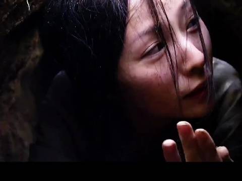 女囚犯利用盐腐蚀牢房里的墙壁，从而成功越狱