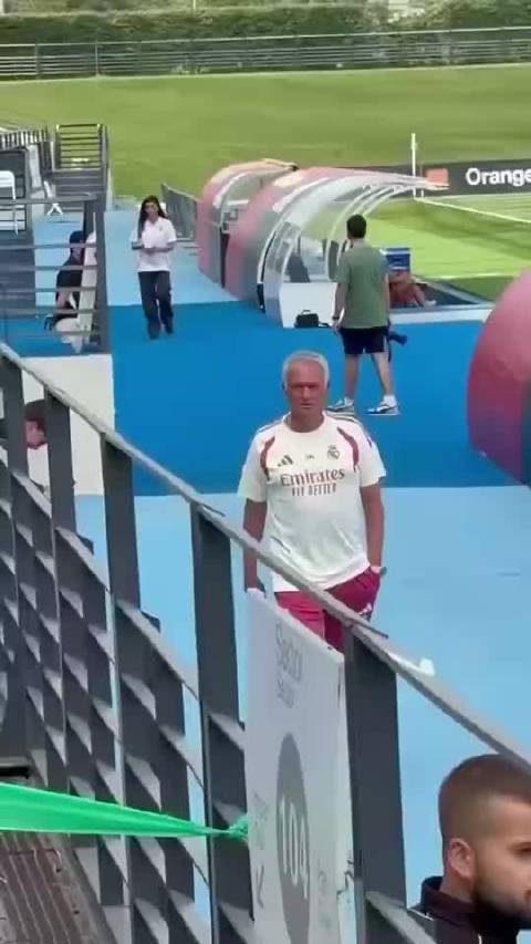 皇马友谊赛，穆里尼奥主动和记者打招呼并提醒去喝水