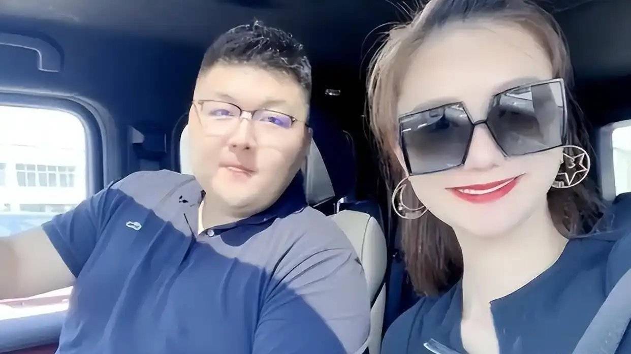离婚半年，猴哥与新欢搂肩亲昵，前妻备孕内幕藏不住了