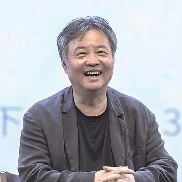 余华限量发售《活着》签名本遭黄牛抢购，二手平台溢价超5倍引发众怒，余华无奈道歉：很为难，预告了被批评，不预告也被批评