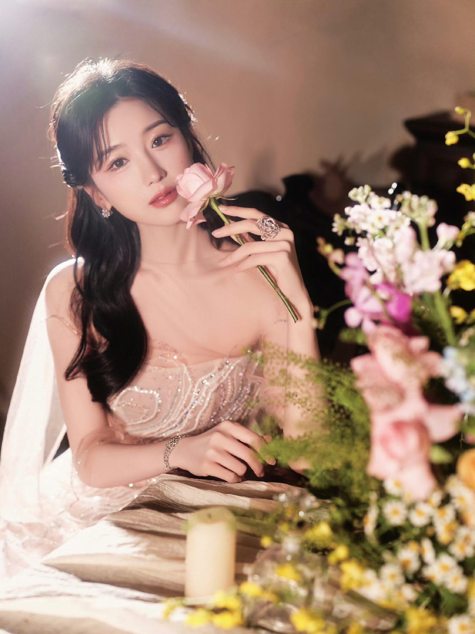 美若天仙毛晓彤：蕙质兰心，国色天香。倾国倾城，绝代芳华！