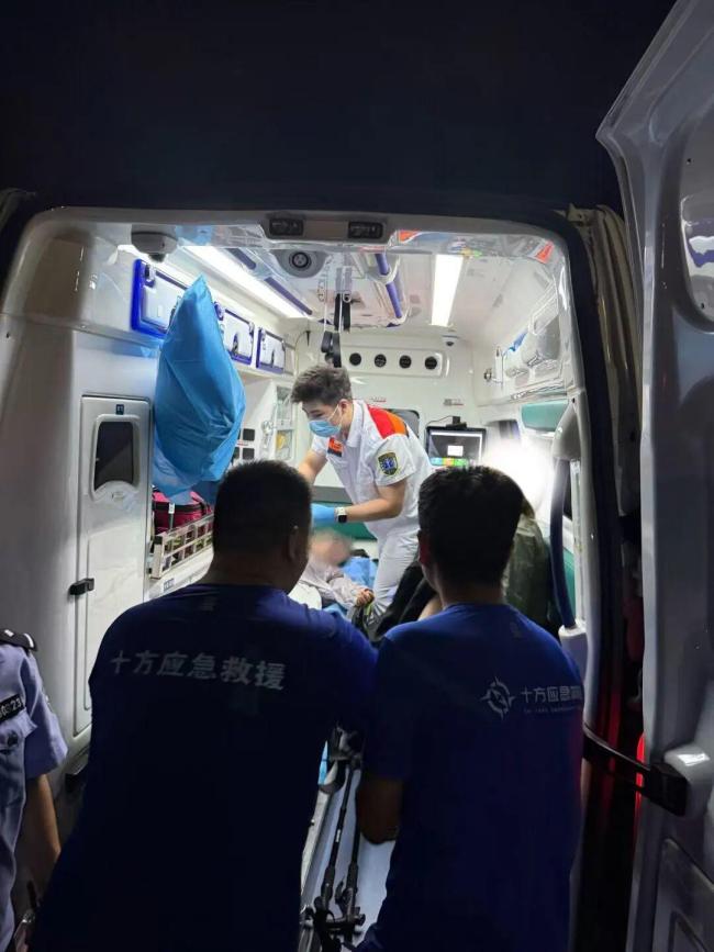 两姐妹刷短视频后相约挑战天竺山 户外新手遇险记_娱乐频道_中华网