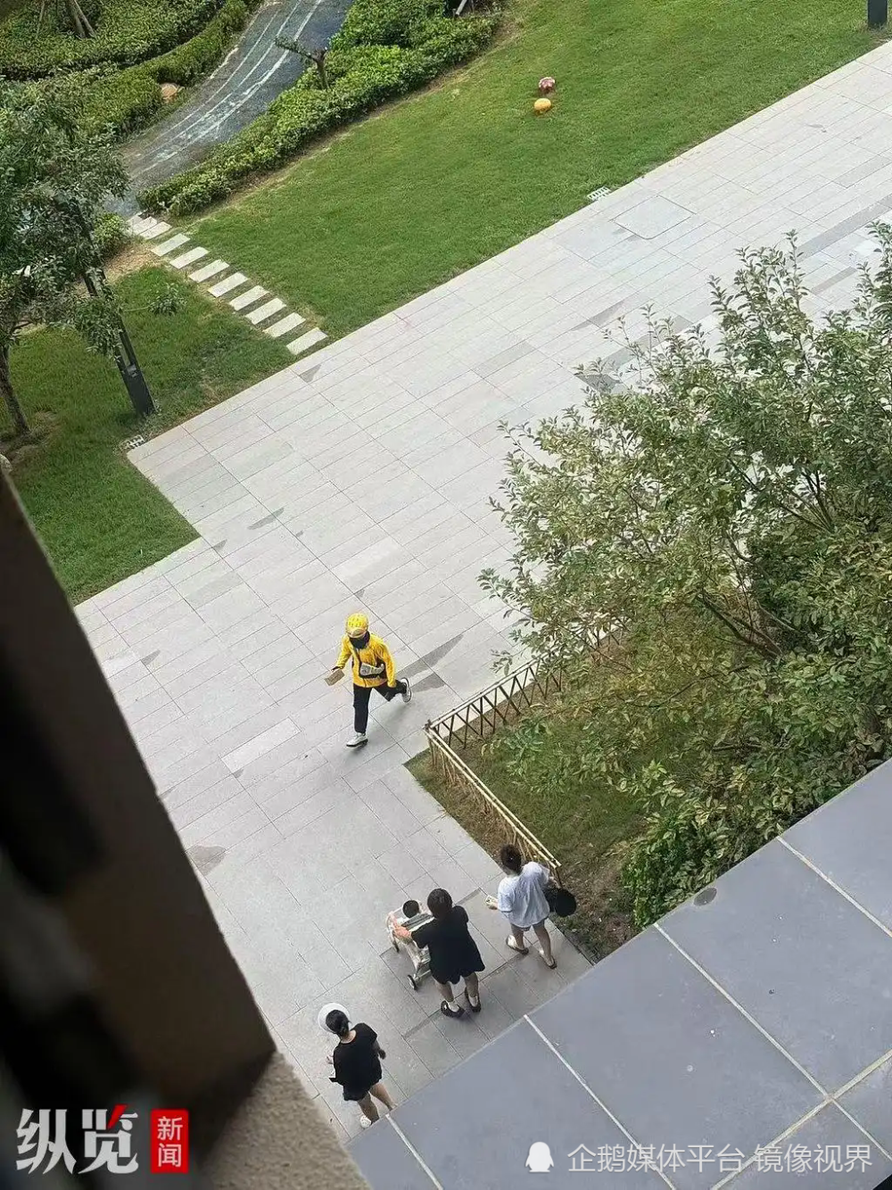 外卖员8公里用时17分钟急送救命药 顾客打赏50元被网友指责太少_新闻